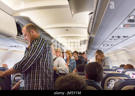 Salonicco , Grecia - Luglio 16, 2017: passeggeri in piedi in attesa di sbarcare in classe economica di un airbus 320. Foto Stock