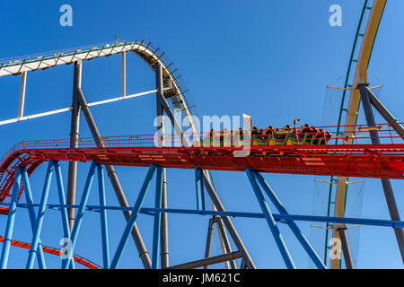 Shambhala è un acciaio Hyper Coaster roller coaster situato a PortAventura in Salou, Spagna. Il suo 256ft tall e 134km/h veloce fahypercoaster Foto Stock