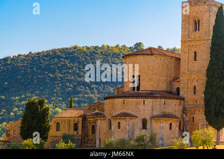 MONTALCINO, Italia - 22 luglio 2017 - Vista della antica chiesa romanica di Sant'Antimo vicino a Montalcino in Toscana. Foto Stock