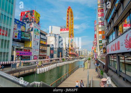 OSAKA, Giappone - 18 luglio 2017: Glico affissioni a Dotonbori, la strada dello shopping di Osaka. Il punto di riferimento in corrispondenza di Namba. Il turismo deve andare lì e prendere una foto con questo banner Foto Stock