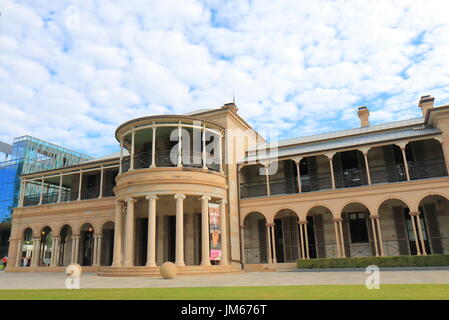 La gente visita il vecchio governo House in Brisbane Australia. Foto Stock