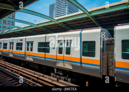 OSAKA, Giappone - 18 luglio 2017: persone bordo treno a Osaka stazione Hankyu Umeda di Osaka in Giappone. Essa è la più trafficata Stazione nel Giappone occidentale che servono in media 2,35 milioni di passeggeri ogni giorno Foto Stock