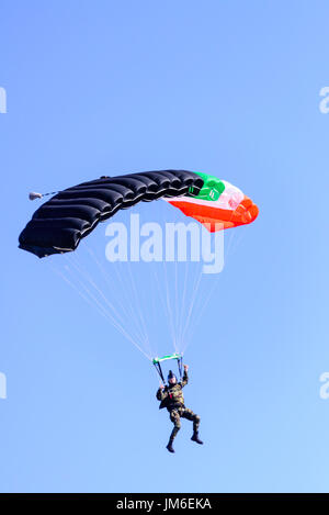 Parachuter dall'esercito irlandese cavalieri neri display paracadute team arriva a terra. Foto Stock