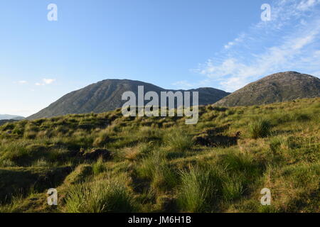 Le montagne vicino al Lough Inagh lake, il Parco Nazionale del Connemara, nella contea di Galway, Connacht, Repubblica di Irlanda, Eire, Europa Foto Stock