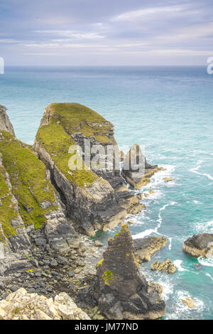 Mozzafiato paesaggio esterno del paesaggio costiero paesaggio con cielo blu e l'acqua. Sud pila Cliff NEL REGNO UNITO. Foto Stock