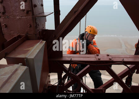 Corda irata tecnico di accesso sta conducendo la manutenzione per le luminarie sulla torre di Blackpool. Credito: lee ramsden / alamy Foto Stock