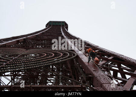 Corda irata tecnico di accesso sta conducendo la manutenzione per le luminarie sulla torre di Blackpool. Credito: lee ramsden / alamy Foto Stock