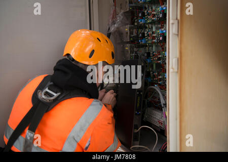 Corda irata tecnico di accesso sta conducendo la manutenzione per le luminarie sulla torre di Blackpool. Credito: lee ramsden / alamy Foto Stock