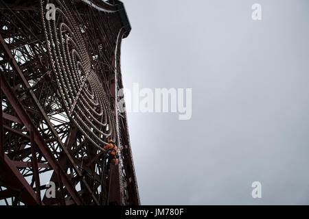 Corda irata tecnico di accesso sta conducendo la manutenzione per le luminarie sulla torre di Blackpool. Credito: lee ramsden / alamy Foto Stock