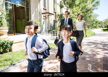 Cinese felice sorella e fratello di andare a scuola Foto Stock