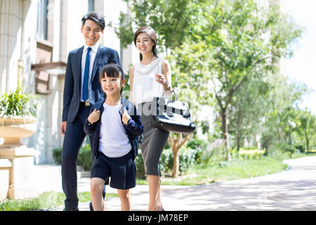 Genitori cinesi di prendere il loro figlio a scuola di mattina Foto Stock