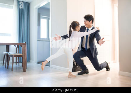 I giovani cinesi padre tornare a casa dal lavoro Foto Stock