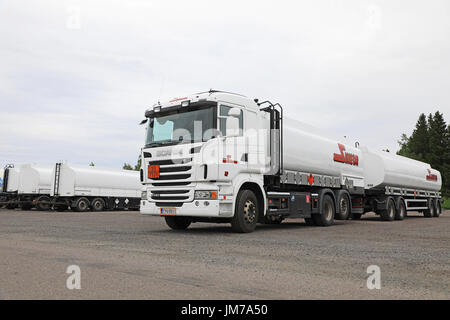 RAJAMAKI, Finlandia - luglio 1, 2017: Bianco Scania R480 semi tanker per ADR logistica di liquido sul cantiere del carrello con il serbatoio di rimorchi su un giorno nuvoloso. L'ADR cod Foto Stock