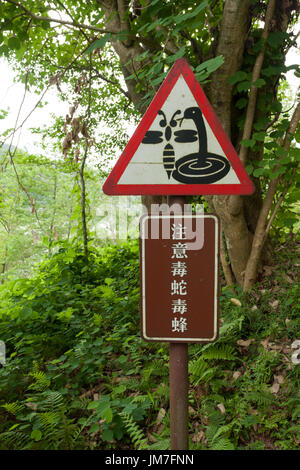 Cartello di avvertimento, guardatevi di serpenti velenosi e velenosi bee segno, Chinan National Forest Recreation Area, Shoufeng Township, Hualien, Taiwan Foto Stock