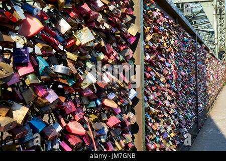 Ponte di Hohenzollern con incredibile pletora di amore si blocca Foto Stock