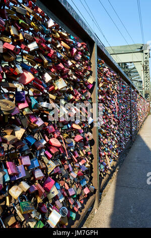 Ponte di Hohenzollern con incredibile pletora di amore si blocca Foto Stock