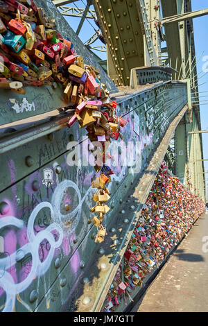 Ponte di Hohenzollern con incredibile pletora di amore si blocca Foto Stock