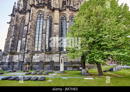 Antica gravesites segnata da lastre tombali orizzontale ai piedi della cattedrale di Colonia Foto Stock