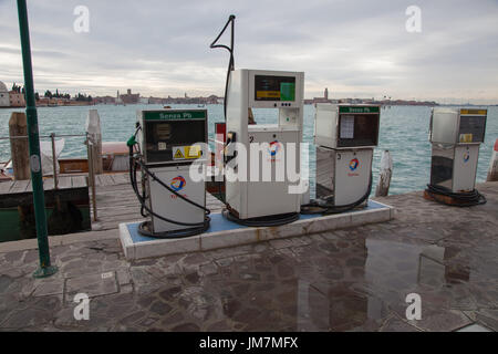 Stazione di gas per barche presso il molo dell'isola di Murano, Venezia Foto Stock