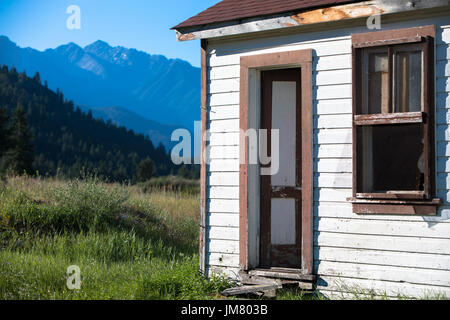 Questa piccola chiesa di montagna si trova immerso in un favoloso scenario lussureggiante di verde e di incredibile gamma di montagna. Una volta è stata vivace con praticanti. Foto Stock
