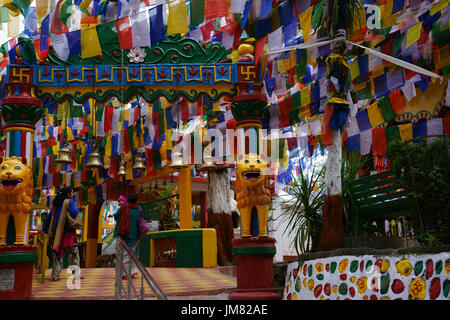 Prayyer bandiere, Mahakal tempio sulla collina dell'Osservatorio, Dajeeling, West Bengal, India Foto Stock