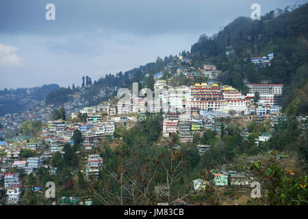 Città di Darjeeling sul lato della collina, West Bengal, India Foto Stock