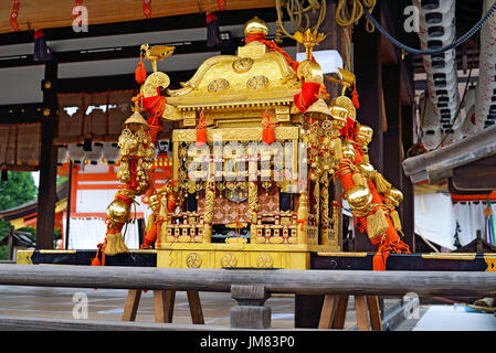 Il mikoshi--un santuario portatile--per Yasaka Jinja è sul display come una parte del Festival di Gion a Kyoto, in Giappone. Foto Stock