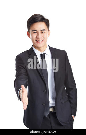 Giovane imprenditore asiatici in abbigliamento formale di raggiungere fuori per una stretta di mano, felice e sorridente, studio shot, isolato su bianco backround. Foto Stock