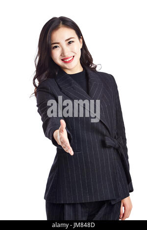 Giovane imprenditrice asiatici in abbigliamento formale di raggiungere fuori per una stretta di mano, felice e sorridente, studio shot, isolato su bianco backround. Foto Stock