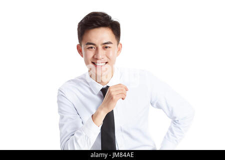 Ritratto in studio di un giovane imprenditore asiatico che indossa camicia e cravatta, felice e sorridente, isolati su sfondo bianco. Foto Stock