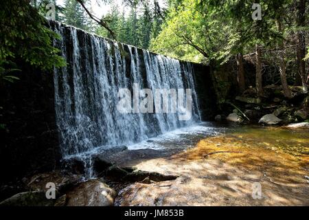 Wild cascata sul fiume Lomnica in Karpacz, Polonia Foto Stock