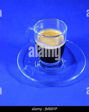 Espresso in un bicchiere di vetro con i chicchi di caffè Foto Stock