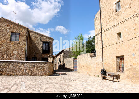 Una delle strade della città medievale di Medinaceli, in Spagna. Estate 2014 Foto Stock
