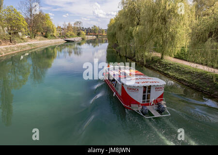 Imbarcazione turistica la crociera lungo il fiume Ljubljanica, Lubiana, Slovenia Foto Stock