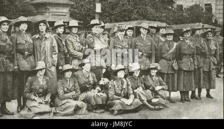 Le donne di riserva di corpi di ambulanza in posa di Londra prima di partire per il fronte orientale, ww1 Foto Stock