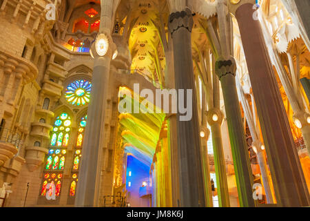 Barcellona Catalogna Spagna Barcellona La Sagrada Familia basilica cattedrale interno con finestre di vetro macchiate di Antoni Gaudì barcellona catalogna Foto Stock