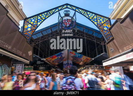 Barcellona Catalogna Spagna al Mercado de La Boqueria barcellona persone in movimento del mercato La Boqueria mercato di Barcellona Ciudad Vieja barcelona Spagna UE Europa Foto Stock