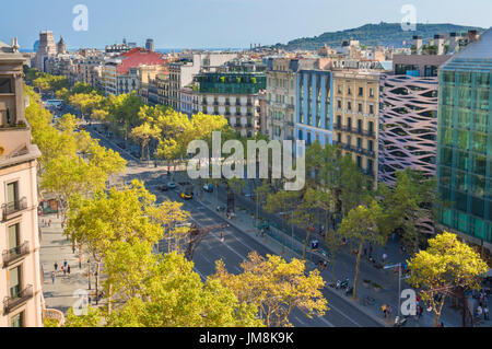 Barcellona Spagna Catalunya occupato viale alberato Passeig de Gracia avenue boulevard di L'Eixample di Barcellona Spagna UE Europa Catalogna Foto Stock