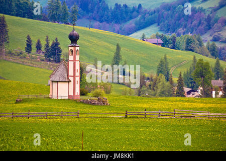 Alpine idilliaca Chiesa di Santa Magdalena, regione Trentino Alto Adige Italia Foto Stock