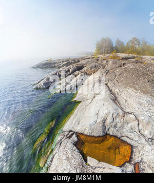 Spiaggia rocciosa del lago Ladoga, Kojonsaari isola Foto Stock