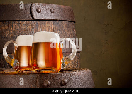 Due bicchieri di birra in barile di legno Foto Stock