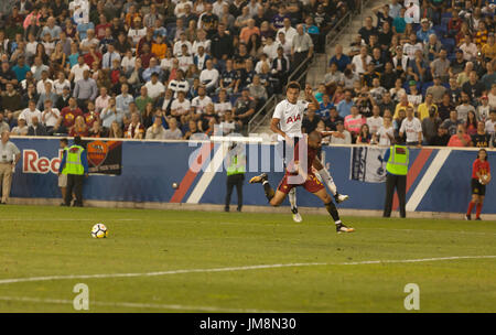 Harrison, Stati Uniti. Xxv Luglio, 2017. Bruno Peres (25) di come Roma & Alli DELE (16) di speroni durante l'Internation Champions Cup gioco tra AS Roma Tottenham Hotspurs su Red Bulls Arena Roma vince 3 - 2 Credito: Lev Radin/Pacific Press/Alamy Live News Foto Stock