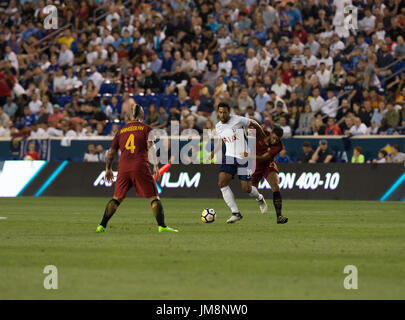 Harrison, Stati Uniti. Xxv Luglio, 2017. Gregoire Defrel (23) di come Roma & Mousa Dembele (19) di speroni lotta per la sfera durante l'Internation Champions Cup gioco su Red Bulls Arena Roma vince 3 - 2 Credito: Lev Radin/Pacific Press/Alamy Live News Foto Stock