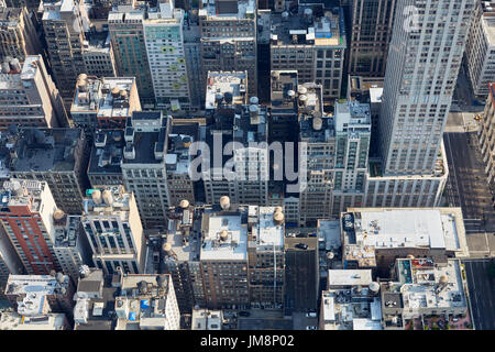 New York City Manhattan vista aerea degli edifici con tetti e strade Foto Stock