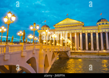 Eye bridge e Museo di Archeologia, Skopje, Macedonia Foto Stock