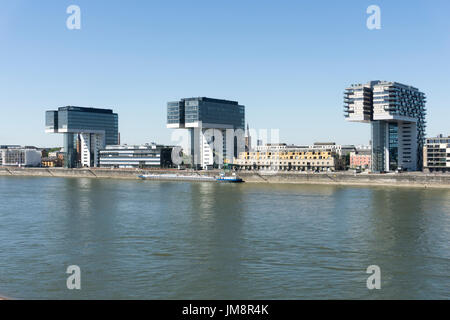 Case di gru presso il fiume Reno, Colonia, nella Renania settentrionale-Vestfalia, Germania, Europa Foto Stock