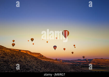 Colorate mongolfiere volare sopra la valle in Cappadocia,l'Anatolia,Turchia.La grande attrazione turistica della Cappadocia posti migliori a volare con acqua calda Foto Stock