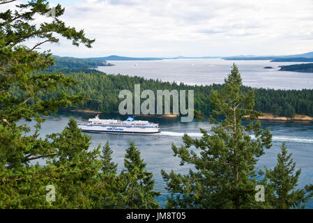 Vista aerea di un BC Ferry che viaggiano attraverso un attivo Pass. Come si vede dalle scogliere su Galiano Island. Nel Golfo Isola, British Columbia, Canada. Foto Stock