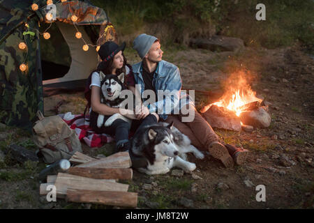 Coppia con i cani in tenda sulla natura Foto Stock