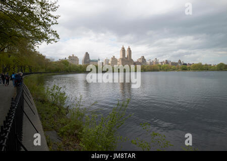 Jacqueline Kennedy Onassis serbatoio parco centrale con vedute di upper west side edifici di appartamenti New York City USA Foto Stock